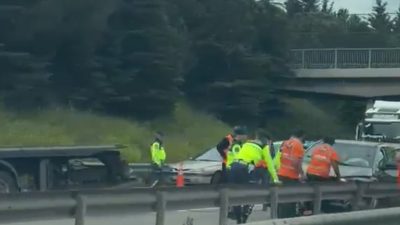 Ankara istikameti Derince Otoyolu'nda sürücüsünün kontrolünü kaybettiği otomobilin bariyerlere çarpması
