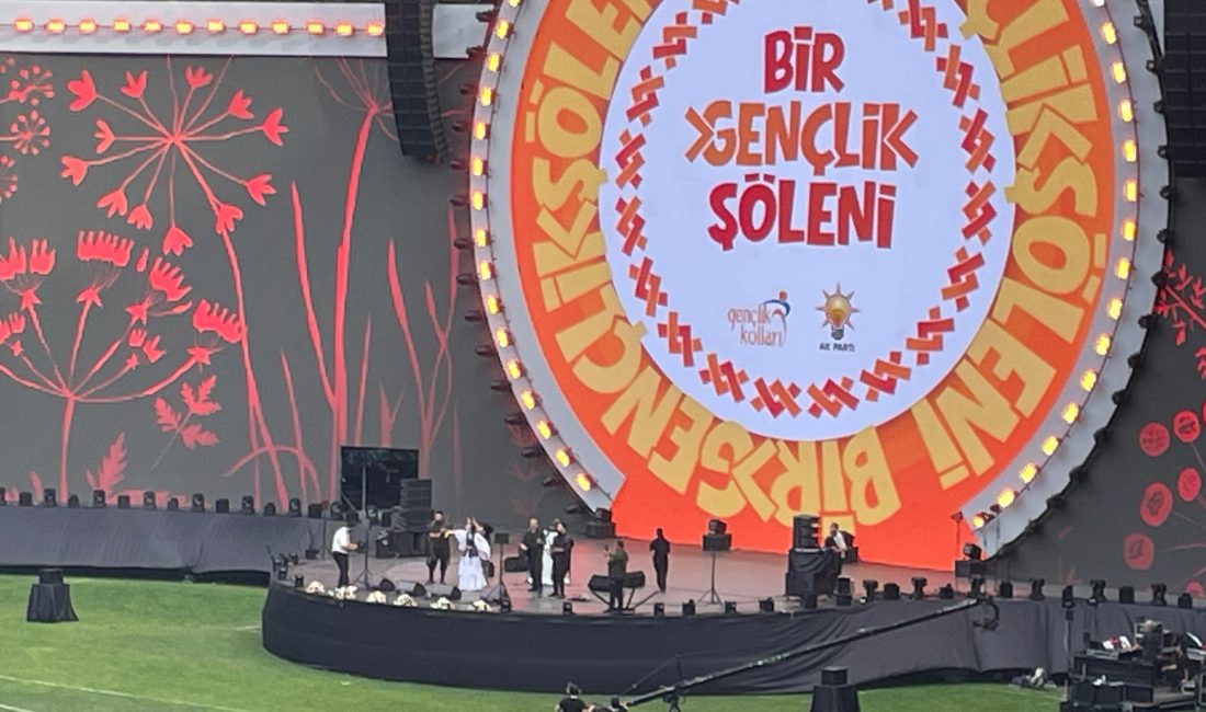 “Bir Gençlik Şöleni” kapsamında TURKA Kocaeli Stadyumu’nda sahne alan Ay