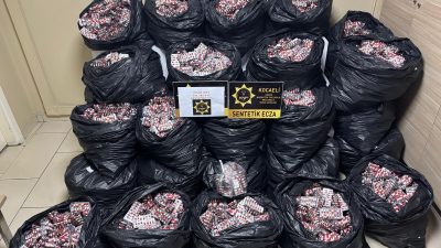 Kocaeli’nin Çayırova ilçesinde düzenlenen narkotik operasyonunda durdurulan araçta 300 bin