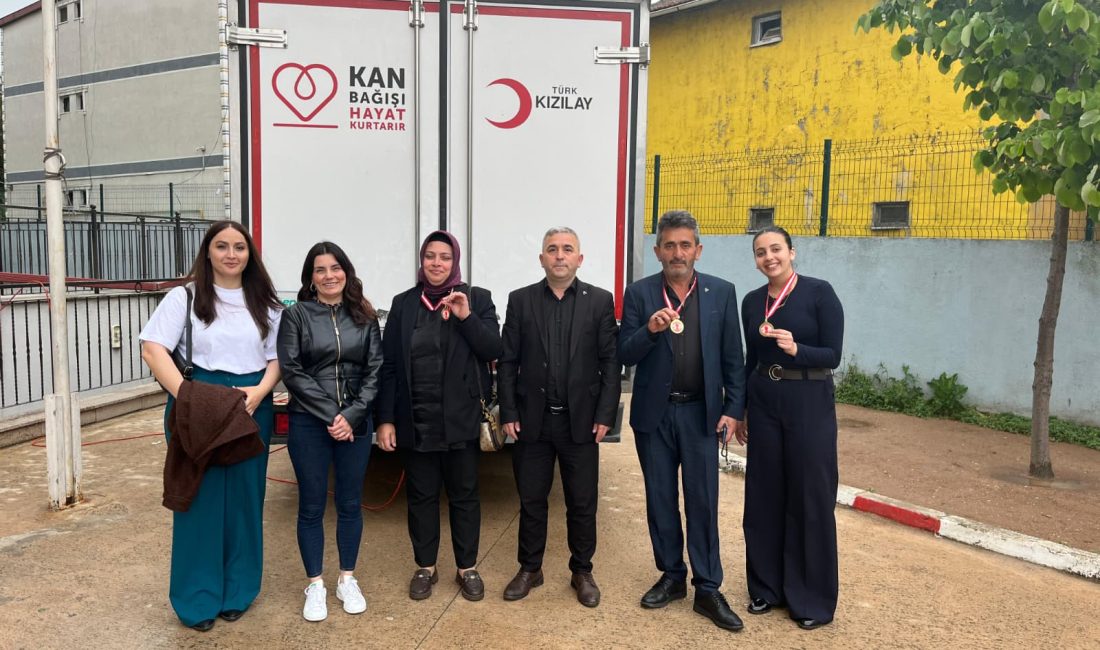 Dilovası’nda düzenlenen “Birbirimize Candan Bağlıyız” kan bağışı kampanyasında vatandaşlar yoğun