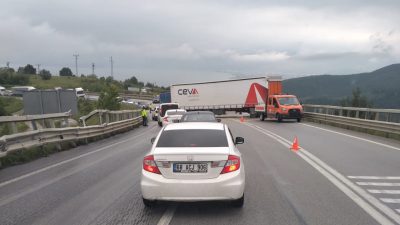 İznik Yenişehir rampasında seyir halindeki bir tırın makaslaması sonucu trafikte