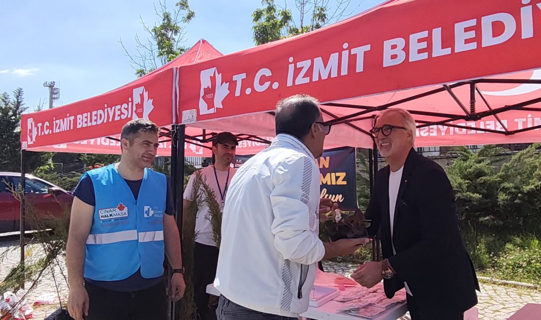 Kocaeli’de arefe günü mezarlıklarda yoğunluk yaşanırken, Büyükşehir ve İzmit Belediyesi