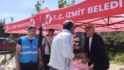 Kocaeli’de arefe günü mezarlıklarda yoğunluk yaşanırken, Büyükşehir ve İzmit Belediyesi