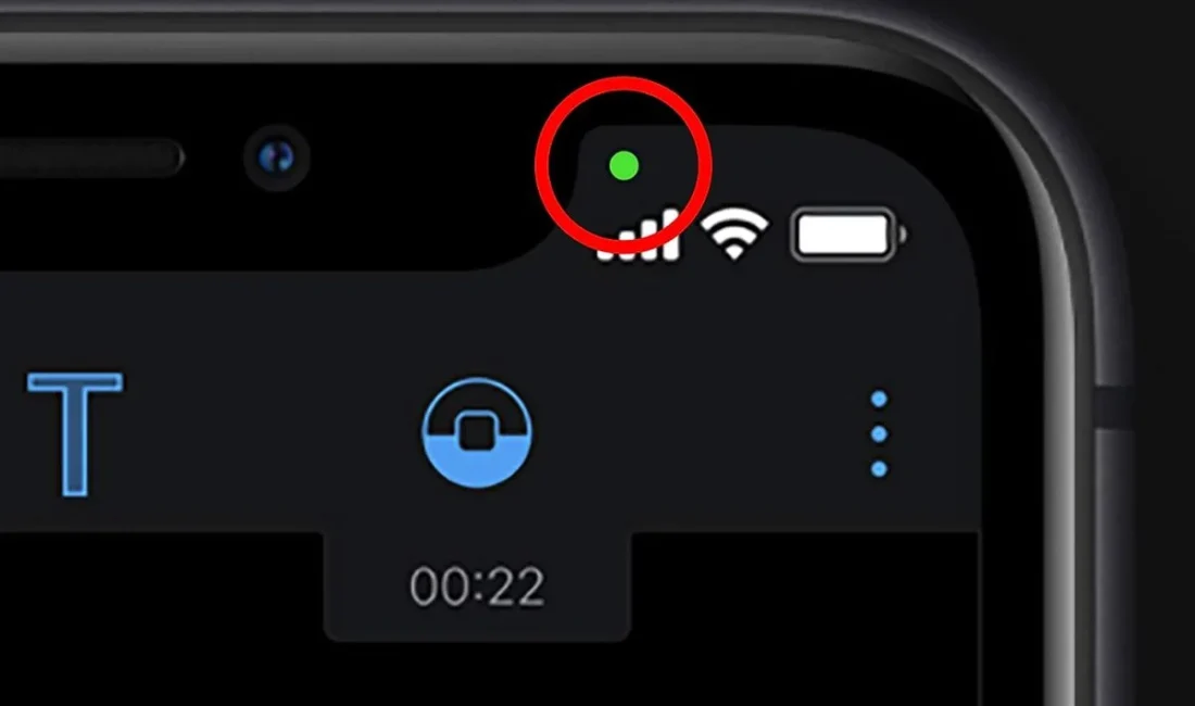 Akıllı telefon ekranında görülen yeşil nokta, kamera veya mikrofonun aktif
