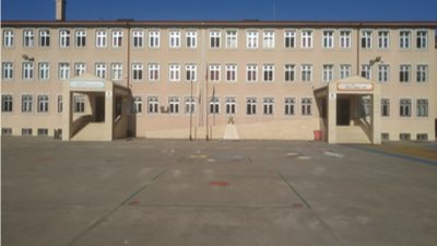 Depreme dayanıksız olduğu belirlenen Derince Anadolu Lisesi’nin mevcut binası yıkılarak
