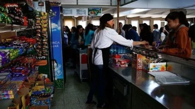 Yeni yasa taslağıyla okul kantinlerinde sağlıksız ürünler yasaklanacak, gıdalarda renkli