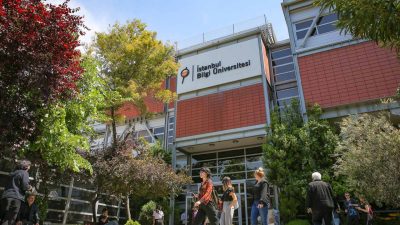 Kapatılması kararlaştırılan İstanbul Bilgi Üniversitesi hakkında geri adım atıldı. Resmi