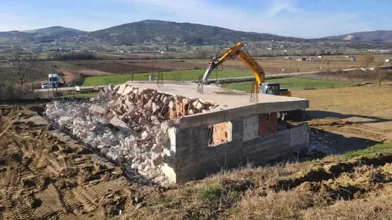 Derince Belediyesi, ilçe genelinde imar mevzuatına aykırı olduğu tespit edilen