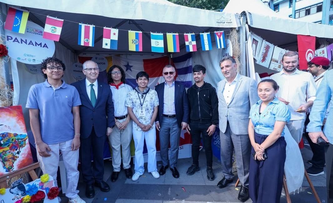  İzmit Kent Meydanı’nda renkli festival! Kocaeli Büyükşehir Belediyesi’nin düzenlediği