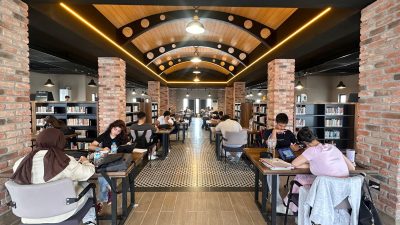 Hafta sonu öğrencilerin yoğun ilgi gösterdiği Kitaphane, sınav maratonunda gençlerin