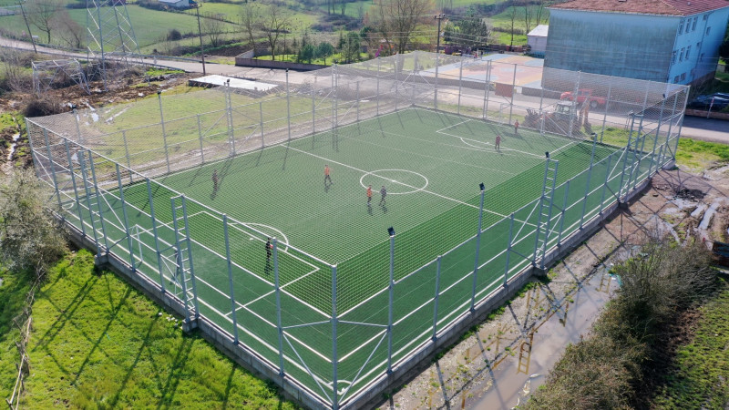 Kocaeli Büyükşehir Belediyesi, kent genelinde 10 yeni futbol sahası yapımı