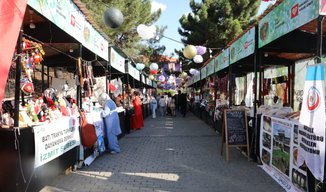 Rengarenk kortej yürüyüşüyle başlayan 3. Kapanca Sokak Festivali, tarihi sokakları