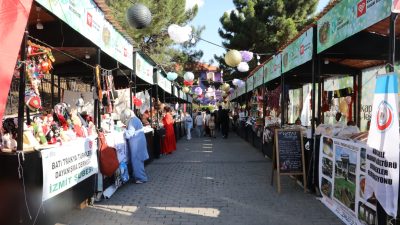 Rengarenk kortej yürüyüşüyle başlayan 3. Kapanca Sokak Festivali, tarihi sokakları
