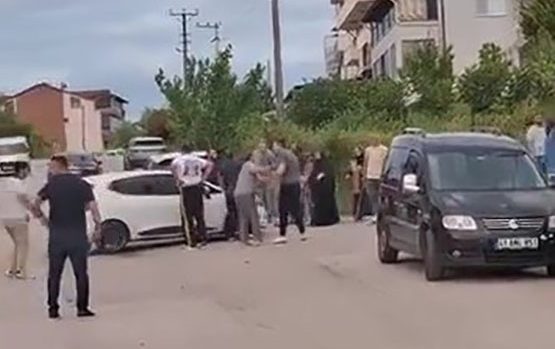 Kocaeli'nin Gölcük ilçesinde iki aile arasında sokakta çıkan kavgada 4