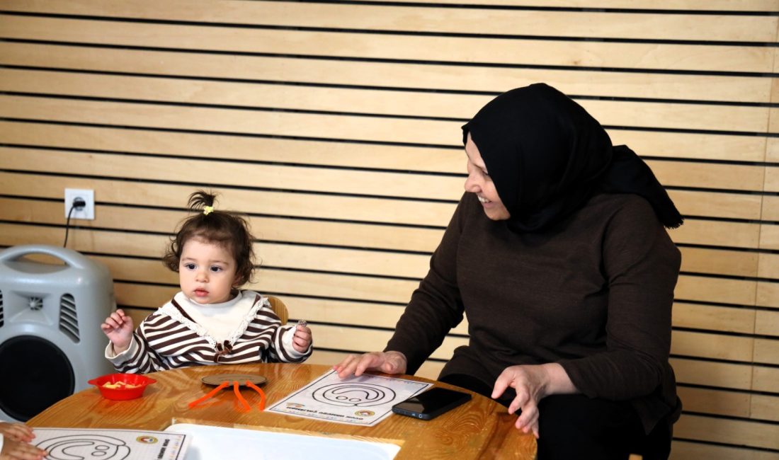 İzmit'teki Anne Şehir Merkezi Akasya tarafından hayata geçirilen "Ebeveynli Oyun