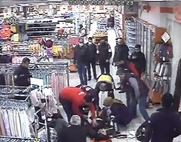 Kocaeli'nin Derince ilçesinde oğlunun trafik kazasında ölümünden sorumlu tuttuğu komşusunu