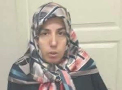 Kocaeli'de kına gecesine gitmek için otobüsten inerek yolun karşısına geçmeye