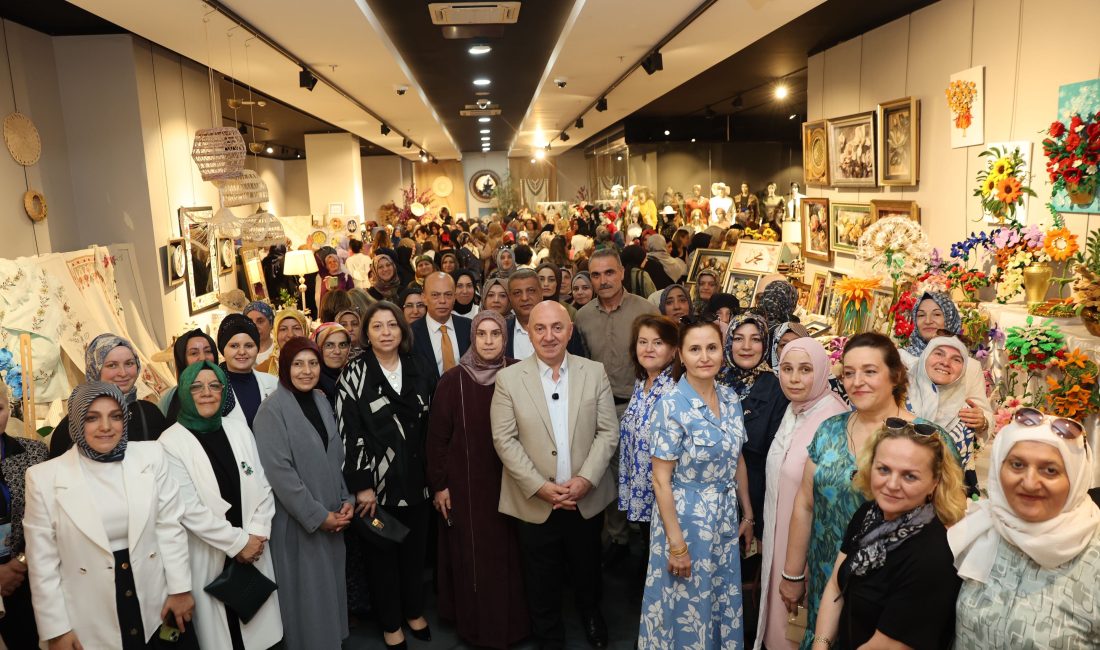 Darıca'da belediye bünyesindeki kursiyer kadınların bir yıllık el emeği ürünlerinden