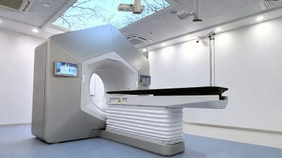 Sakarya’nın Serdivan ilçesinde bulunan Özel Adatıp Hastanesi’nin Radyasyon Onkolojisi Ünitesi'nde,