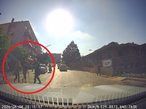 Kocaeli'de görevi başındaki zabıta personelinin, koltuk değneğiyle yürümekte güçlük çeken