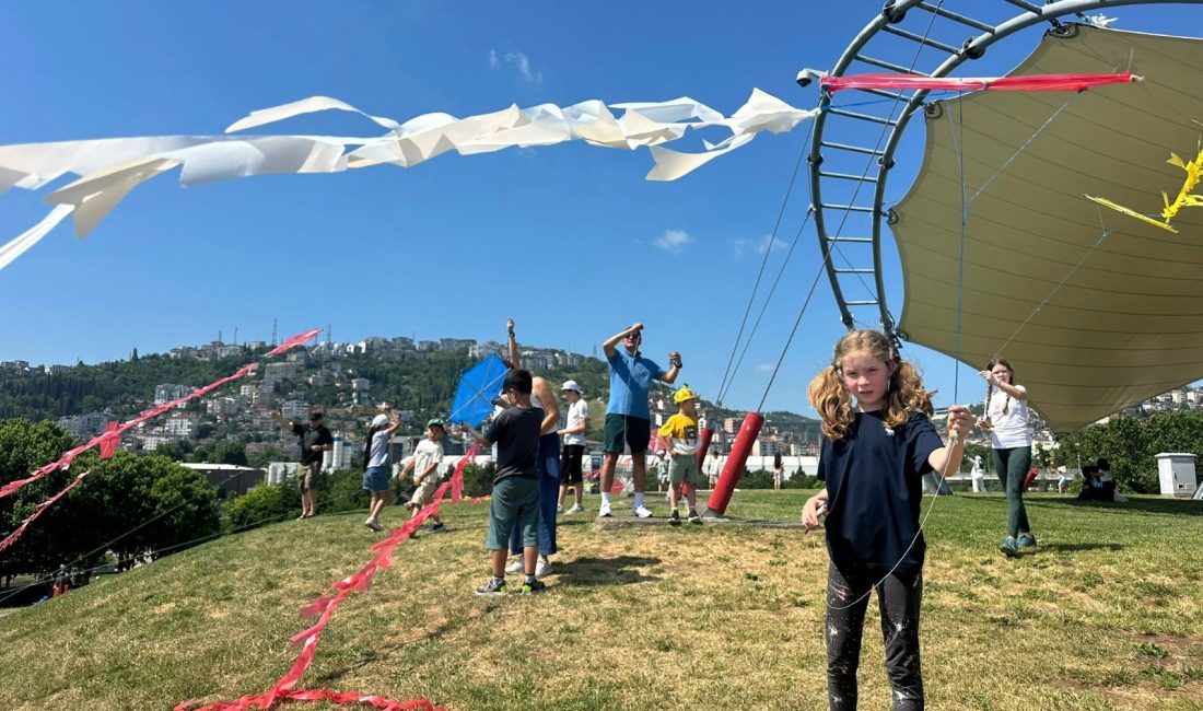 Kocaeli'de düzenlenen uçurtma festivalinde 15 ülkeden diplomatlar ve aileleri bir