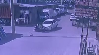 Kocaeli'nin İzmit ilçesinde otomobille çarpışan motosikletli sürücü yaralandı. Kaza anı