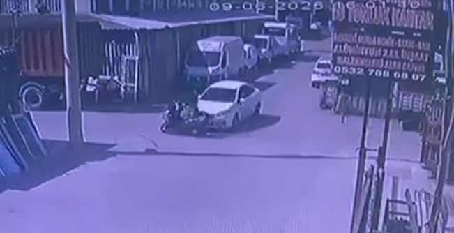 Kocaeli'nin İzmit ilçesinde otomobille çarpışan motosikletli sürücü yaralandı. Kaza anı