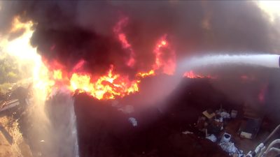 Kocaeli'de itfaiye ekiplerinin zorlu müdahaleleri ile saniyelerle yarıştıkları anlar kask