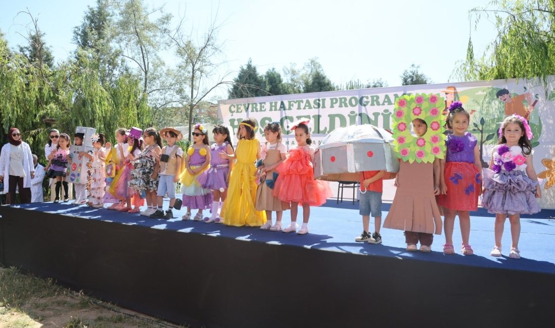 Çayırova'da düzenlenen çevre şenliğinde çocuklar ve aileleri geri dönüşüm atölyeleri,