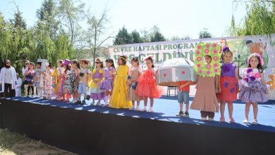 Çayırova'da düzenlenen çevre şenliğinde çocuklar ve aileleri geri dönüşüm atölyeleri,