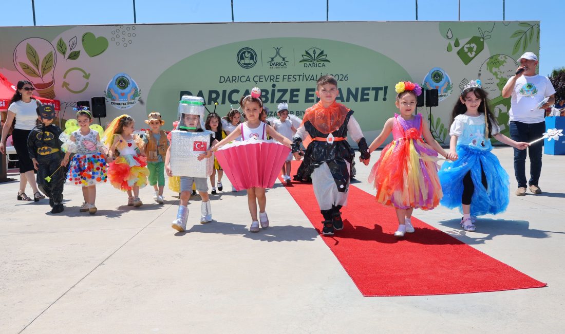 Darıca'da çevre bilincini artırmak amacıyla düzenlenen festivalde, öğrencilerin atık materyallerden