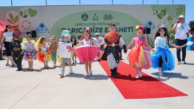 Darıca'da çevre bilincini artırmak amacıyla düzenlenen festivalde, öğrencilerin atık materyallerden