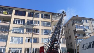 Kocaeli'nin Karamürsel ilçesinde 6 katlı apartmanın en üst katında çıkan