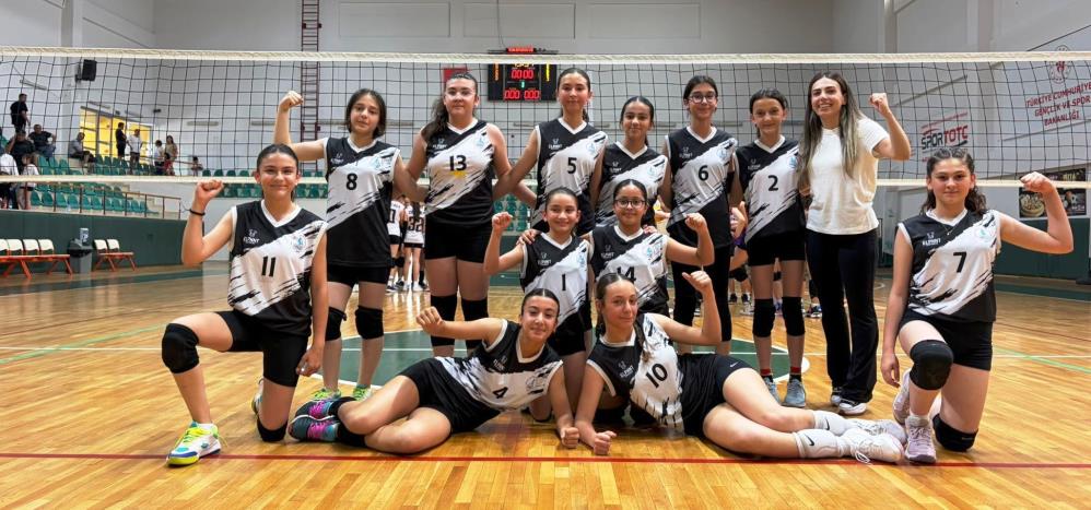 Kocaeli Midi Gelişim Voleybol Ligi Derince Grubu'nda Körfez Gençlerbirliği şampiyonluğa