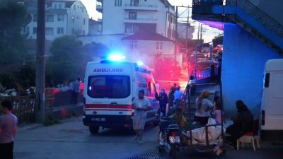 Kocaeli'de gecekonduda çıkan yangın mahallede paniğe neden oldu. Alevler, itfaiye