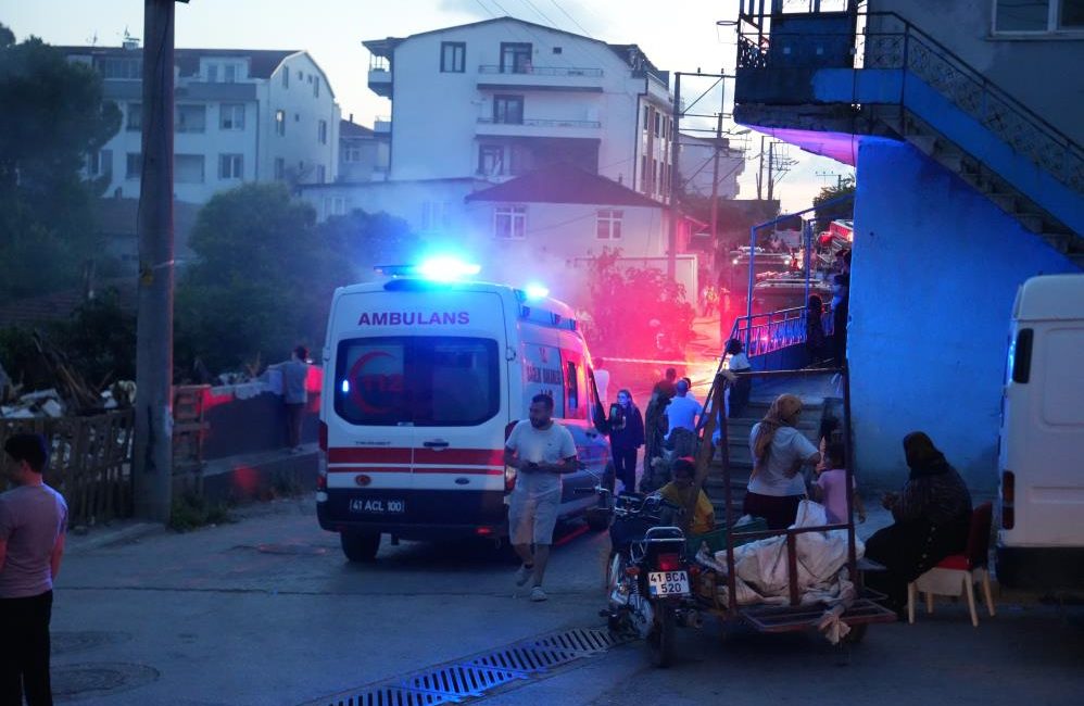 Kocaeli'de gecekonduda çıkan yangın mahallede paniğe neden oldu. Alevler, itfaiye