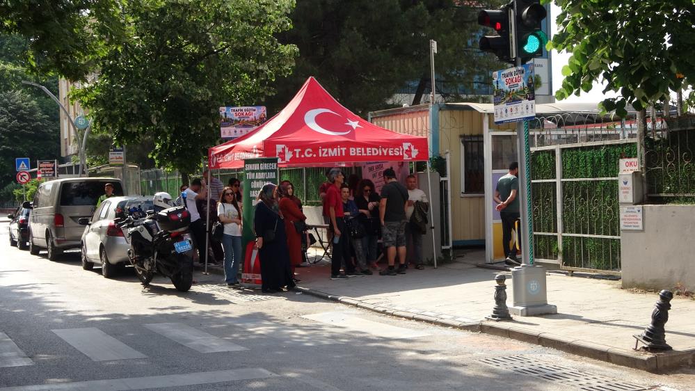 Kocaeli'de binlerce öğrenci lise hayali için sınava girerek salonlarda ter