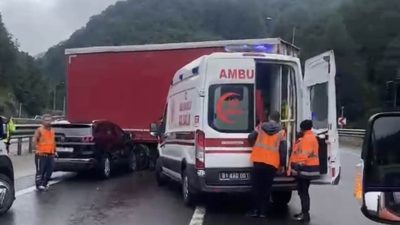 TEM Otoyolu'nun Bolu Dağı geçişinde seyir halindeki tırdan ayrılarak orta