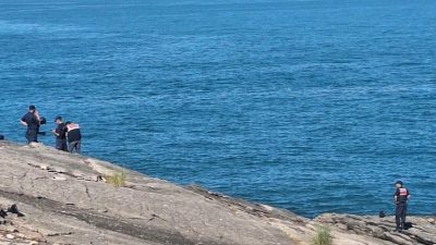 Kocaeli'nin Kandıra ilçesinde balık tutarken kayalıklardan denize düşen kişi yaşamını