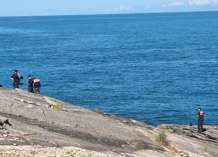 Kocaeli'nin Kandıra ilçesinde balık tutarken kayalıklardan denize düşen kişi yaşamını