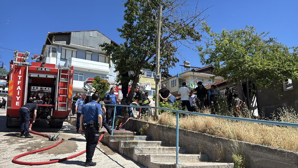 İzmit Gültepe Mahallesi'nde hareketli dakikalar! Tek katlı bir evde çıkan