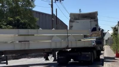 Kocaeli'nin Gebze ilçesinde tırın dorsesi ile bahçe duvarı arasında kalan