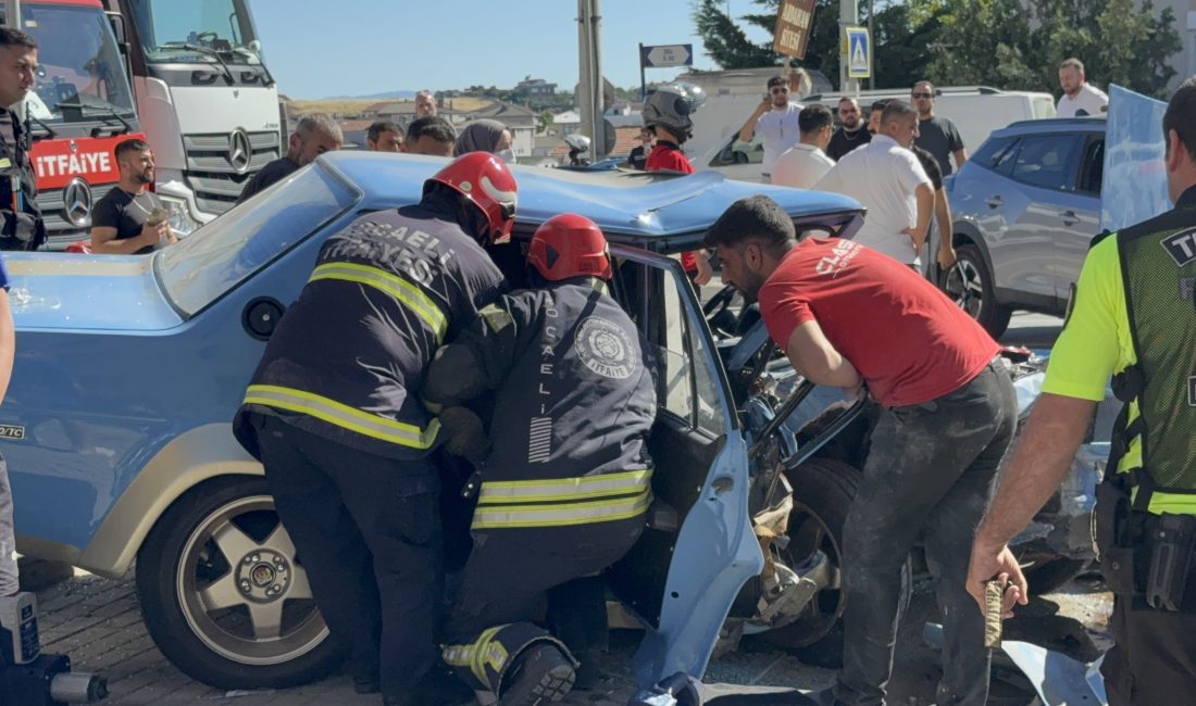 Kocaeli'nin Darıca ilçesinde ardı ardına şerit değiştiren sürücünün direksiyon hakimiyetini