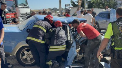 Kocaeli'nin Darıca ilçesinde ardı ardına şerit değiştiren sürücünün direksiyon hakimiyetini