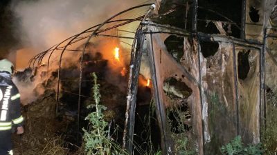 Kocaeli İzmit Bayraktar Mahallesi'nde saman balyalarının depolandığı serada çıkan yangında