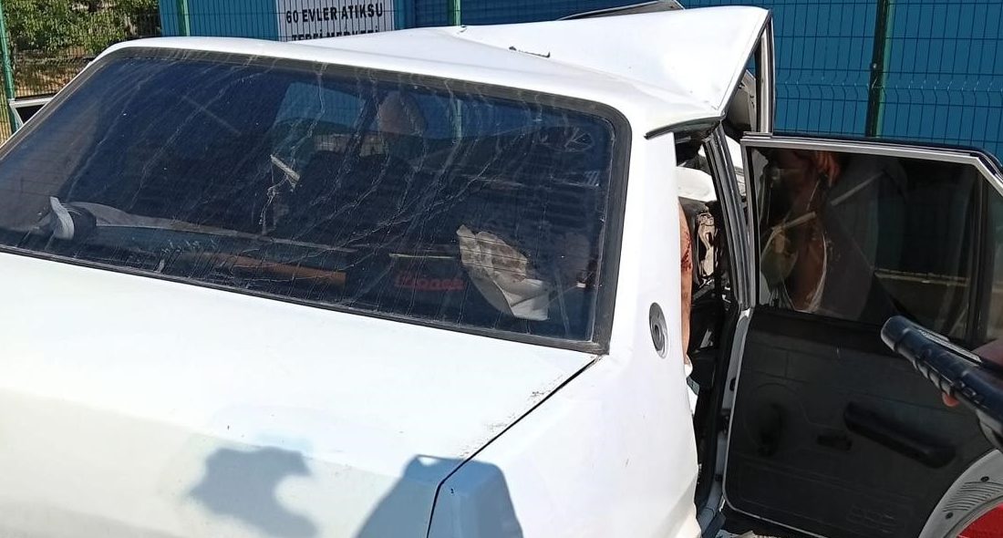 Kocaeli'nin Derince ilçesinde sürücüsünün direksiyon hakimiyetini kaybetmesi sonucu kaldırım taşına