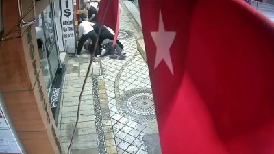  Kocaeli'nin İzmit ilçesinde bir şahıs, 4 kişi tarafından tekme