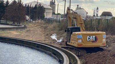 Kocaeli'nin Körfez ilçesinde su arıtma tesisinde çalışma yapan bir kepçe