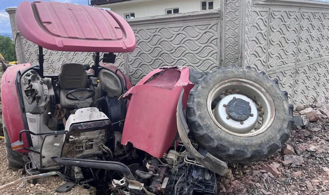 Kocaeli'de kontrolden çıkıp duvara çarpan traktörden savrulan sürücü, aracının altında