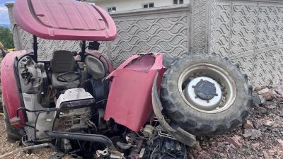 Kocaeli'de kontrolden çıkıp duvara çarpan traktörden savrulan sürücü, aracının altında